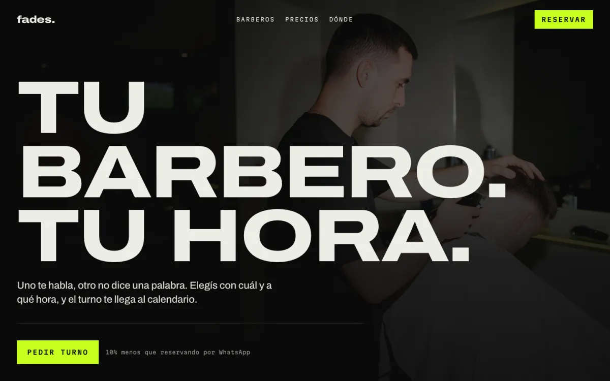 Portada de fades en escritorio: TU BARBERO. TU HORA. sobre la foto de un barbero trabajando