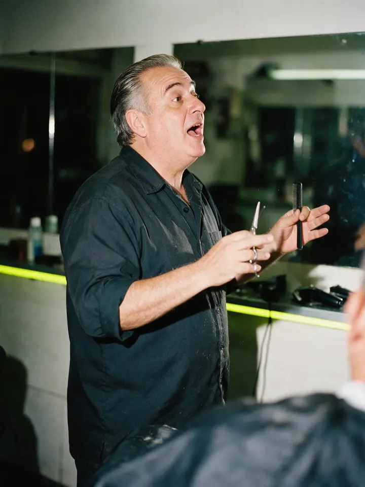 Barbero de espalda frente al espejo, generado para fades