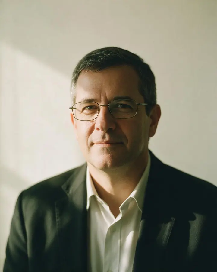 Tomás Robinson, retrato de frente sobre fondo claro.
