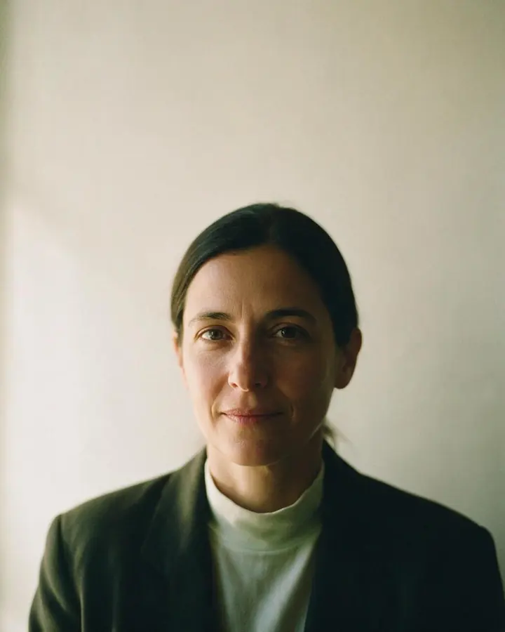 Valeria Ossorio, retrato de frente sobre fondo claro.