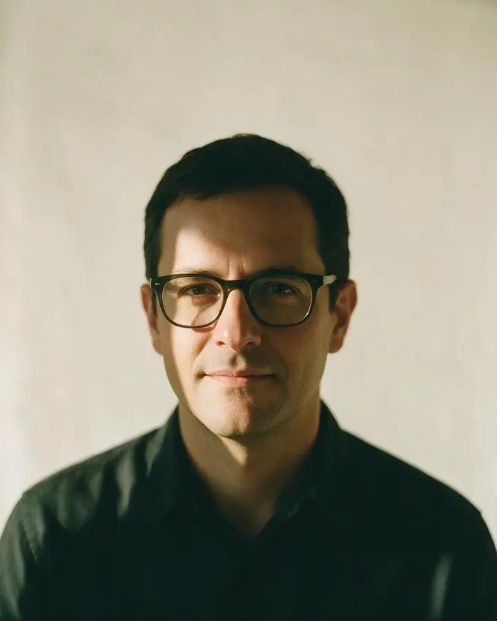 Ignacio Bregman, retrato de frente sobre fondo claro.